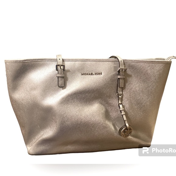 Michael Kors~Michael by Michael Kors Metallic Silver Leather Jet Set Traveler XL - Picture 4 of 17